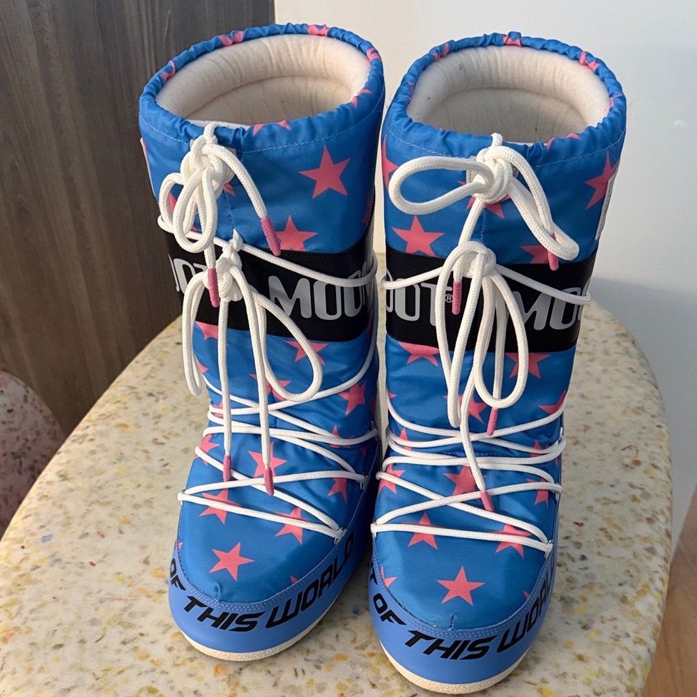 Moon Boot Women’s Blue with Pink Stars 7-8.5US